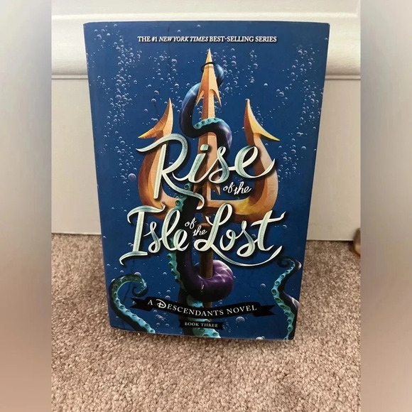 Disney The Descendants Rise of the Isle of the Lost hardcover book De La Cruz - Picture 1 of 7
